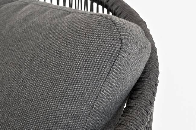 "Верона" кресло плетеное из роупа, каркас алюминий темно-серый (RAL7024) муар, роуп темно-серый круглый, ткань темно-серая 027 высота посадки 43,5 см